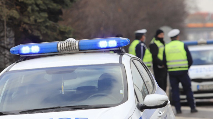 Въоръжени и маскирани обраха инкасо автомобил край Перник
