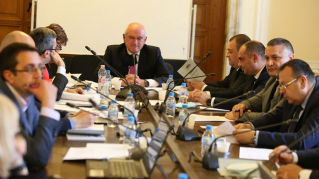 Одобрено беше и задължителното присъствие на 121 депутати в залата