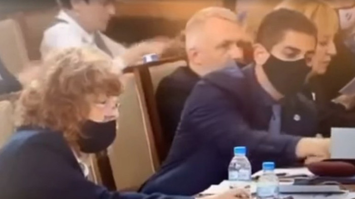 Гласуват ли депутати от партията на Слави Трифонов Има такъв