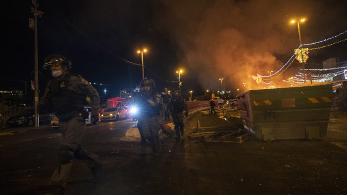 Над 100 ранени палестинци при сблъсъци с полицията в Йерусалим