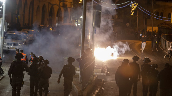 Над 100 палестинци са били ранени при сблъсъци с израелската