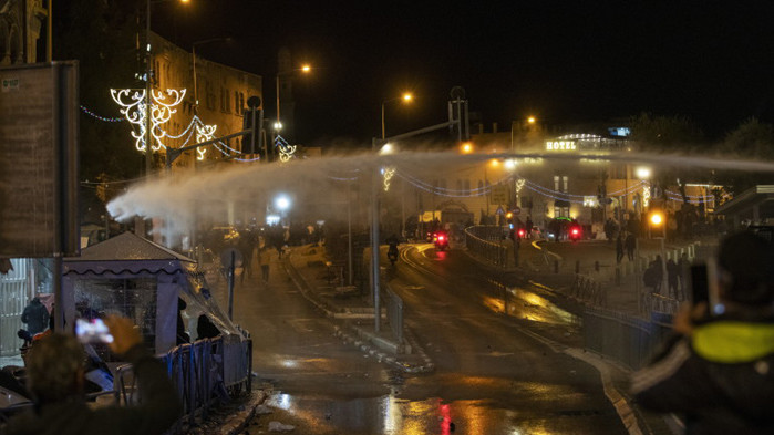 Над 100 ранени палестинци при сблъсъци с полицията в Йерусалим