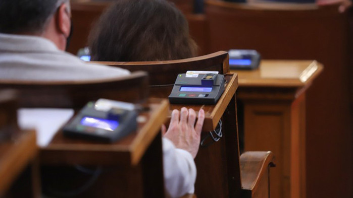 Камерите заснеха как депутати от партията на Слави Трифонов гласуват