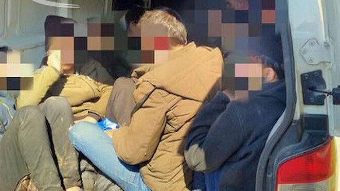 Намериха 13 нелегални сирийци във фалшив инкасо автомобил