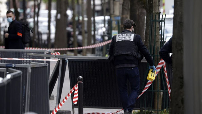 Наръгана с нож във Франция полицайка почина, подозират терористичен акт