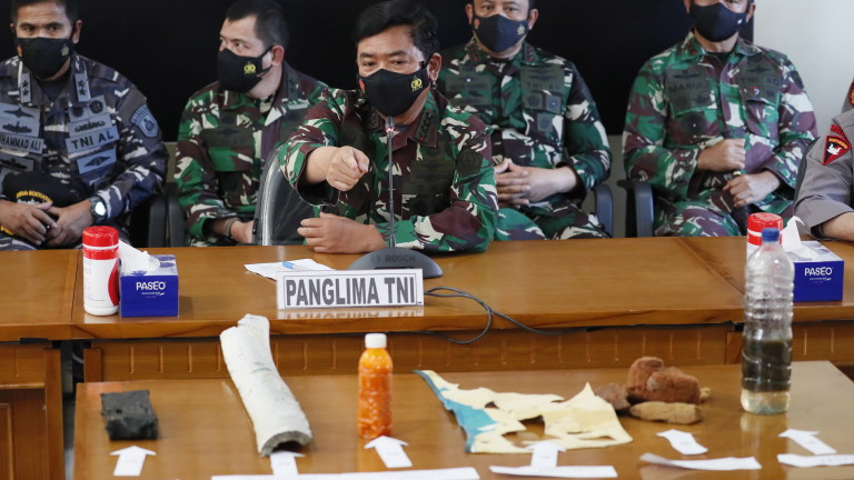 Издирващите изчезналата подводница в Индонезия с екипаж от 53 души