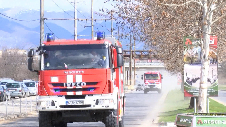 Пожар избухна в цех за боядисване на автомобили край Бургас,