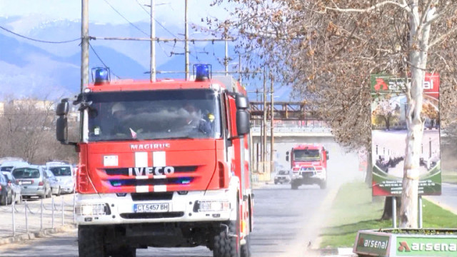 Пожар избухна в цех за боядисване на автомобили край Бургас