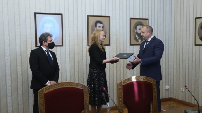 Президентът Румен Радев връчи мандат за съставяне на правителство на