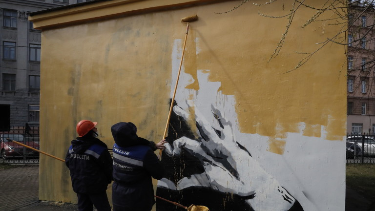 Властите в Русия замацаха с боя голям графит на Навални в Санкт Петербург