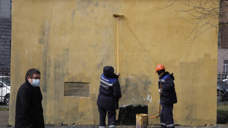Властите в Русия замацаха с боя голям графит на Навални в Санкт Петербург
