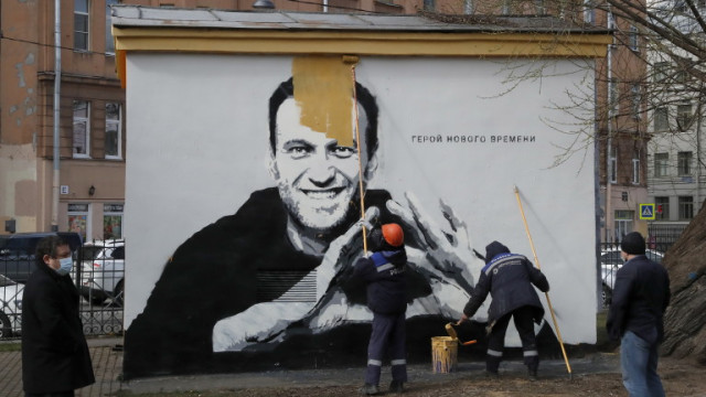 Руските власти бързо покриха с блажна боя голям графит на
