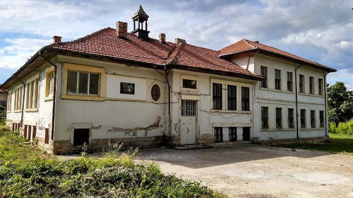 Родолюбец разказва със снимки историите на стари сгради из страната