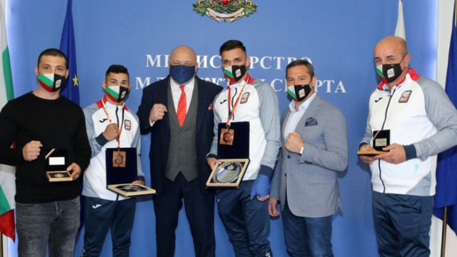 Министърът на младежта и спорта в оставка Красен Кралев награди