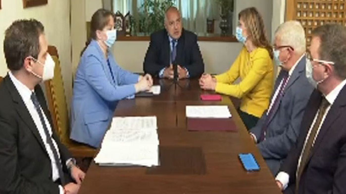 Докато си правим избори, държавата ще лети по нанадолнището, предупреди