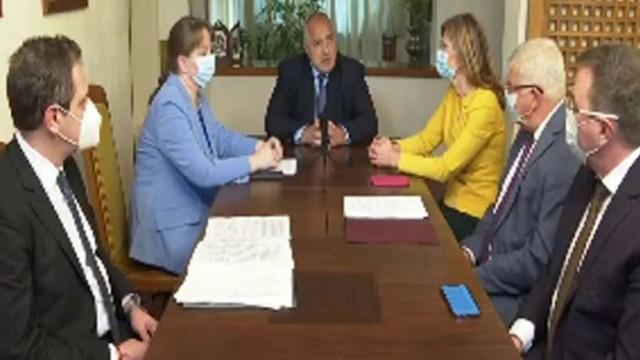 Докато си правим избори държавата ще лети по нанадолнището предупреди