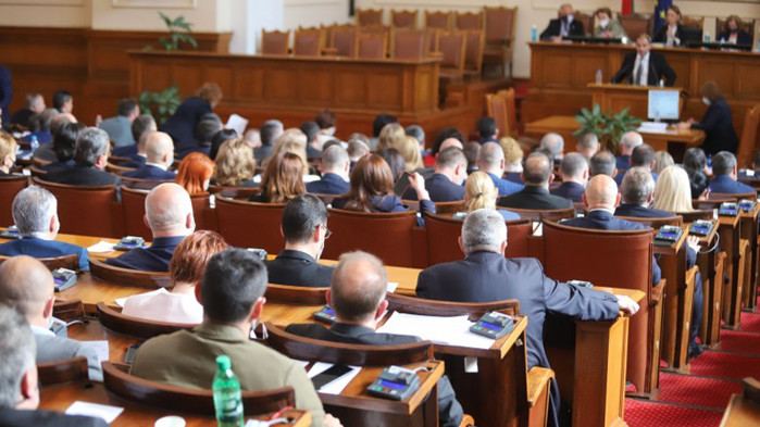 Официално: Радев ще си назначи нов ЦИК, парламентът прие поправките на ИТН
