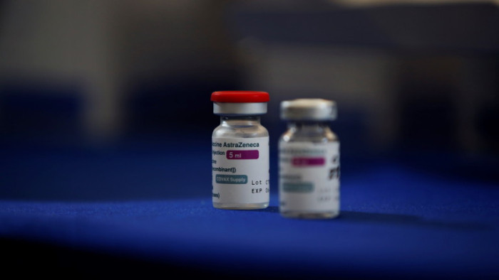 Още 41 случая на съсиреци във Великобритания след ваксинация с AstraZeneca