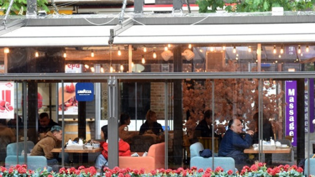 Разрешиха дискотека на 11 класниците преди да са ги пуснали на училище Ресторанти