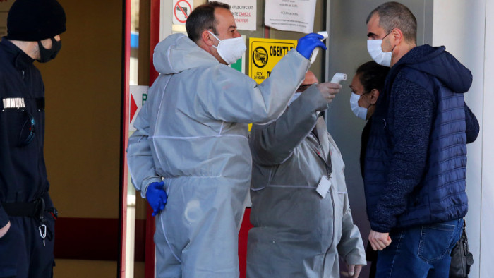 Опашки от желаещи да се ваксинират срещу коронавирус се извиха