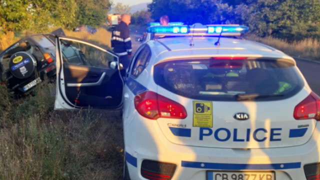 Автомобил падна в дере по пътя София Варна съобщава Нова телевизия
