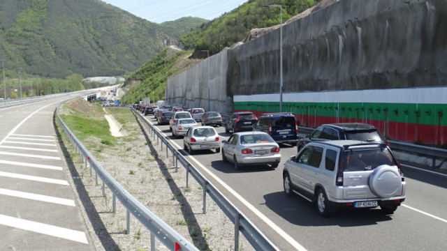 Верижна катастрофа между 5 автомобила блокира Е 79 между пътен възел Благоевград ЮГ и