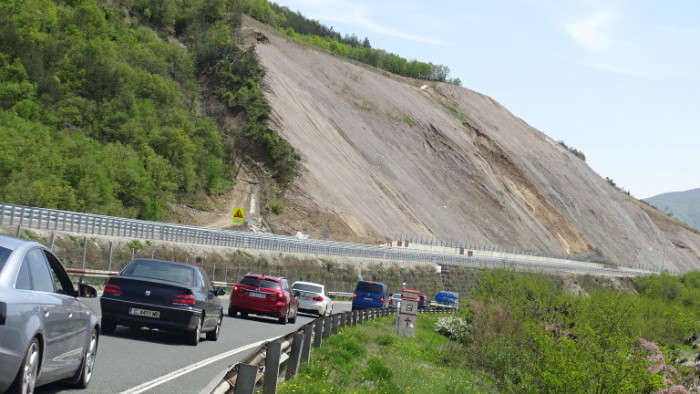 Срути се скат от нов участък на АМ "Струма" край Симитли
