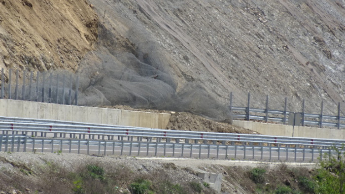 Срути се скат от нов участък на АМ "Струма" край Симитли