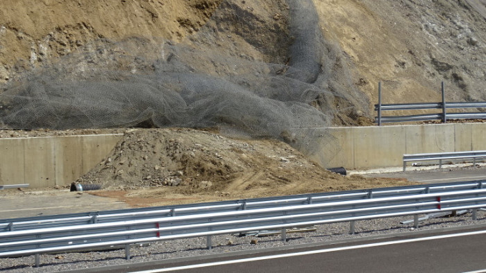 Срути се скат от нов участък на АМ "Струма" край Симитли