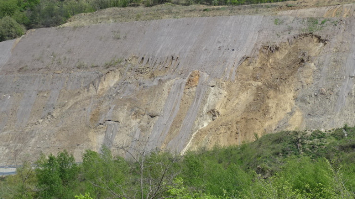 Срути се скат от нов участък на АМ "Струма" край Симитли