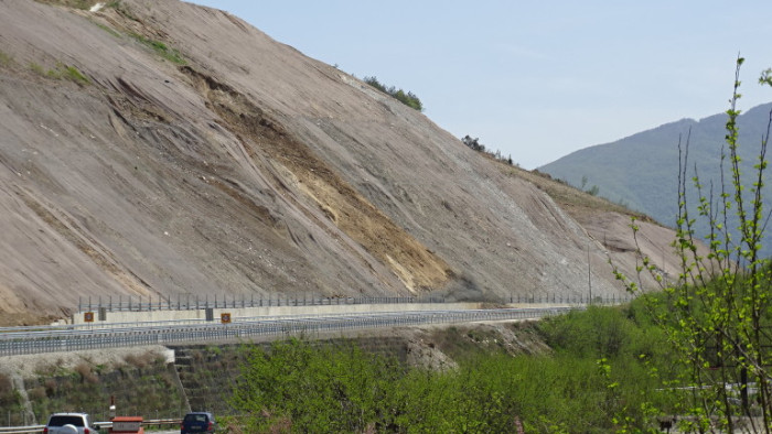 Срути се скат от нов участък на АМ "Струма" край Симитли