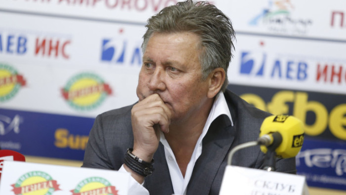 Иван Василев гледа играчи в Сърбия, пише Тема: Спорт. Президентът на