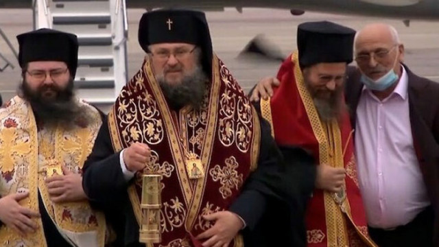 Благодатният огън кацна на летище София С правителствения Фалкон кацна