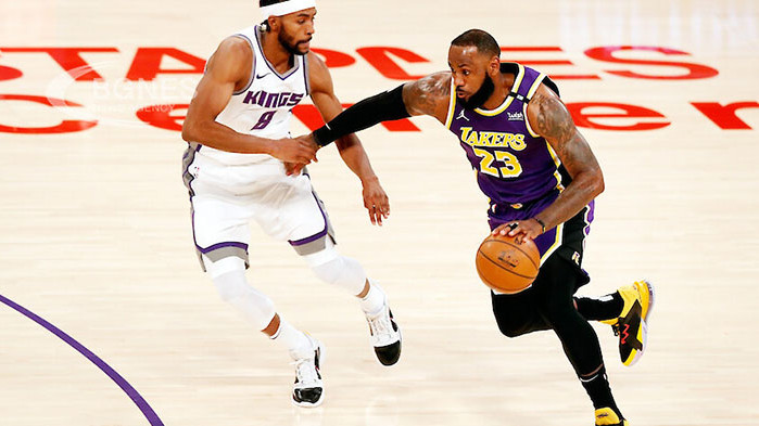 Суперзвездата на Ел Ей Лейкърс ЛеБрон Джеймс вкара 16 точки