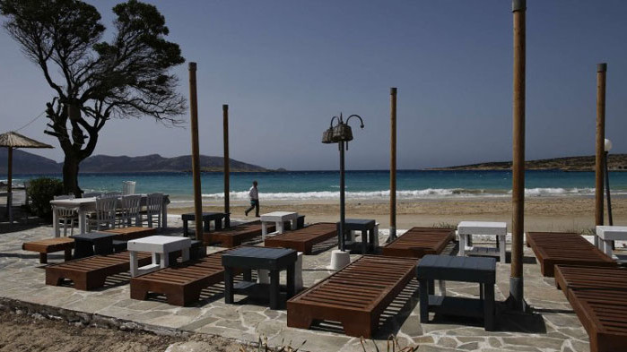 Гърция съкращава вечерния час и отваря заведенията на открито