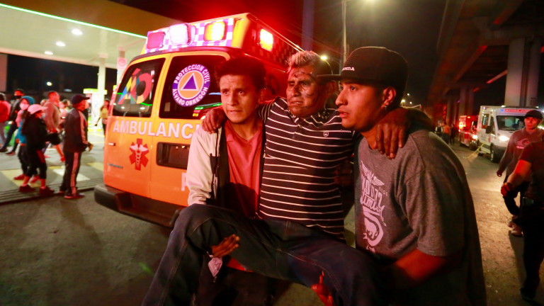 Надлез се е срутил над метро в мексиканската столица. Надлезът