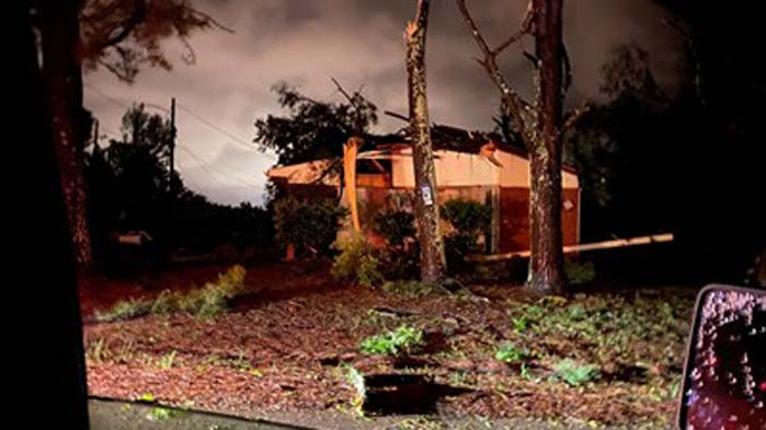 Един човек загина, а десетки са ранени при мощно торнадо,