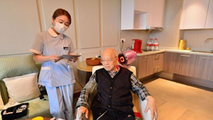 Младите служители в един модерен дом за стари хора в Шанхай