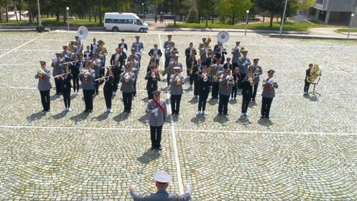 Два оркестъра с компилация от военен марш и рап парче (ВИДЕО)