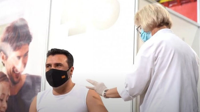 Премиерът Заев си сложи публично китайска ваксина