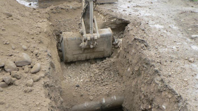 Спукан газопровод затвори стария път за Варна край селата Слънчево