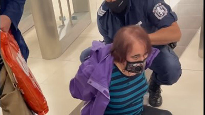 Арестуваха възрастна жена в столичното метро - държала се непристойно