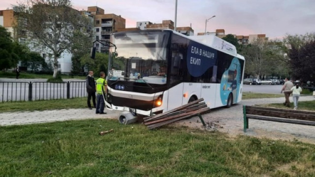 Автобус на градския транспорт в Пловдив се качи на тротоара и се