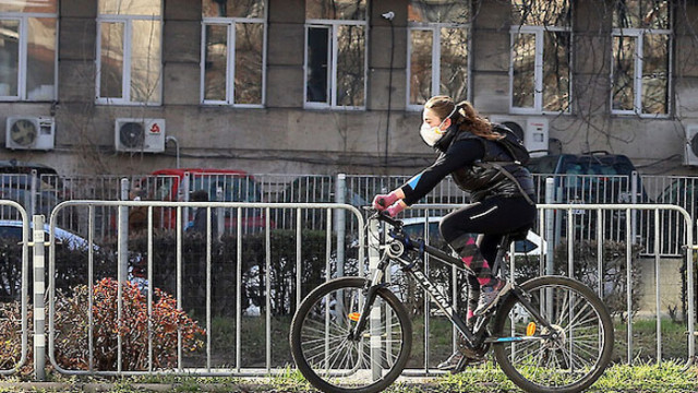 В събота над страната ще захладнее с умерен до силен