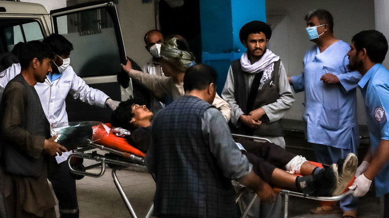 Няколко взрива удариха училище в афганистанската столица Кабул, убивайки най-малко 40 души