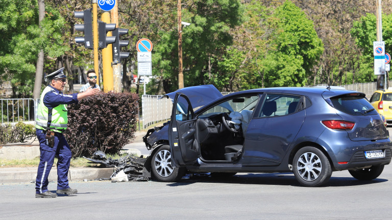 Тежък пътен инцидент в столицата. два автомобила се удариха челно