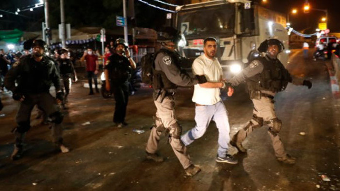 Нови тежки сблъсъци между палестинци и израелски полицаи в Йерусалим