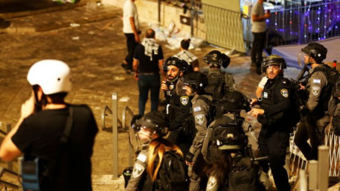 Нови тежки сблъсъци между палестинци и израелски полицаи в Йерусалим