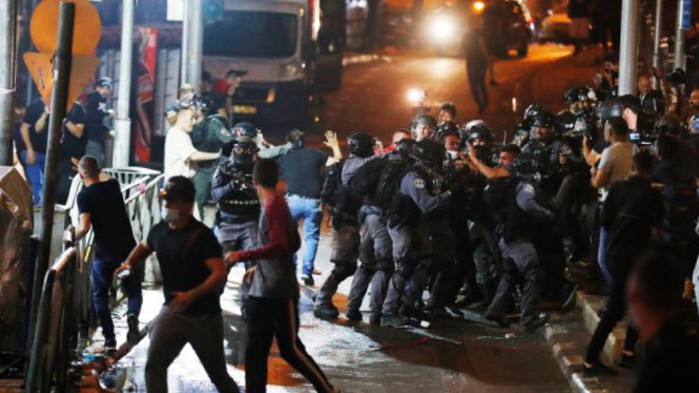 Нови тежки сблъсъци между палестинци и израелски полицаи в Йерусалим