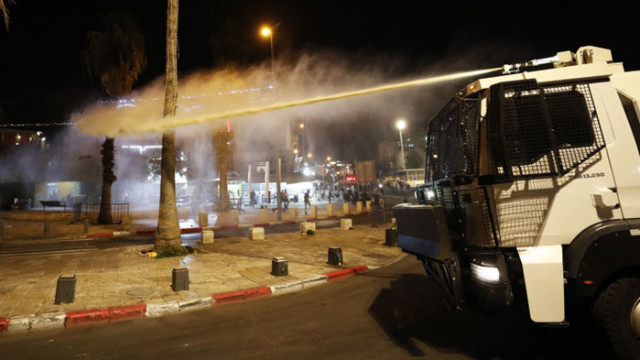 Тази сутрин избухнаха нови сблъсъци между палестински вярващи и израелски полицаи